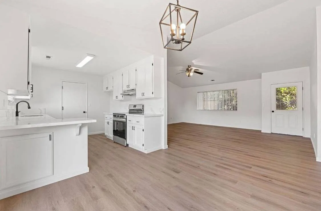 3427 Bristol Ct — Photo 3