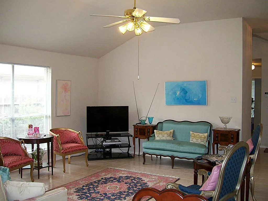 3 bed, 2.0 bath, 1313 sqft, $1,950 — Photo 2