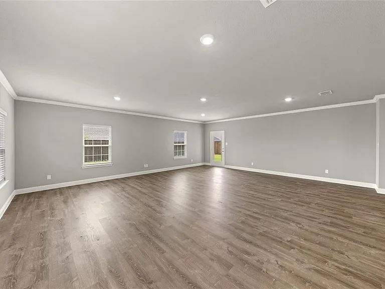 304 Community Dr — Photo 10
