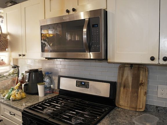 2nd image of 1221 Mulford St