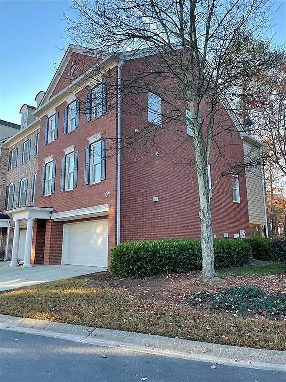 3 bed, 3.5 bath, 2634 sqft, $2,350 — Photo 2
