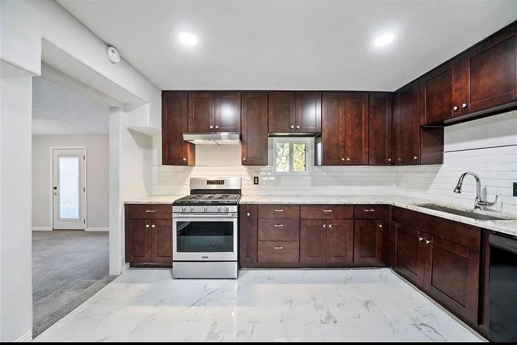 3 bed, 1.0 bath, 1359 sqft, $2,100 — Photo 3