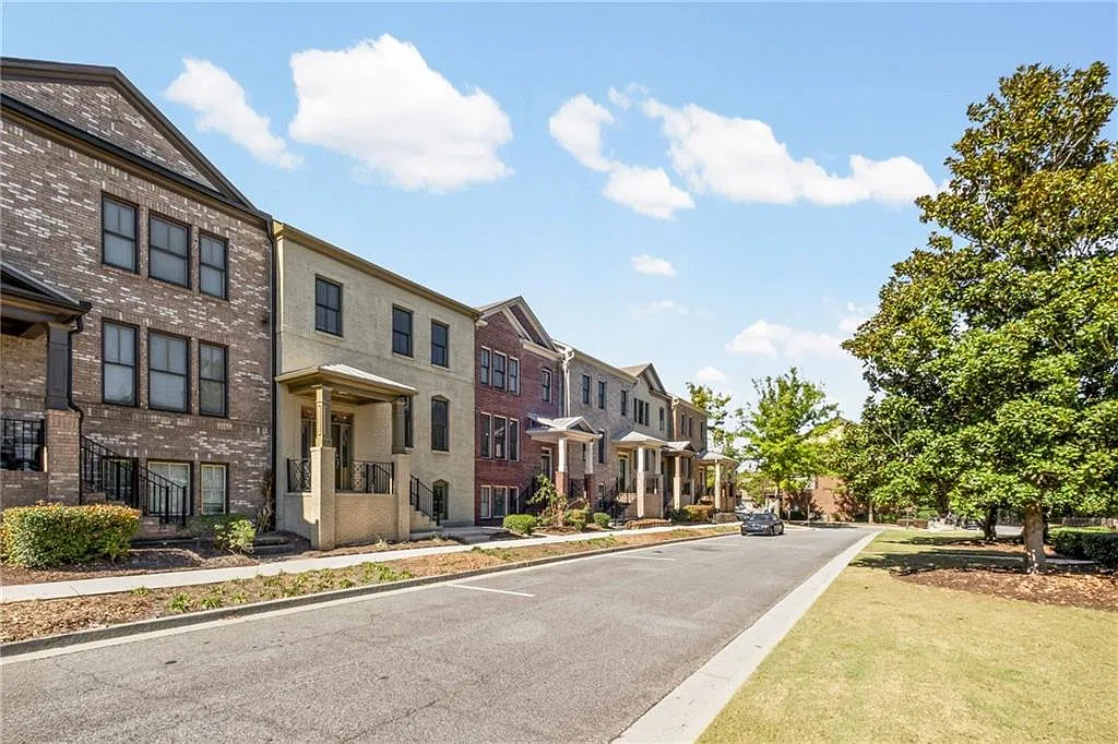 4 bed, 3.5 bath, 2350 sqft, $2,900 — Photo 4