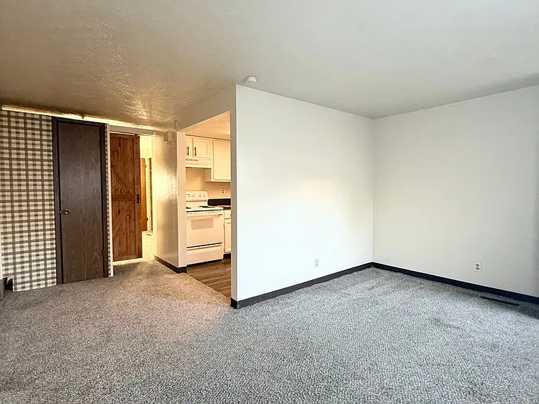 712 W Mission Ave — Photo 5