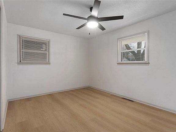 3rd image of 611 SE Florence Ave