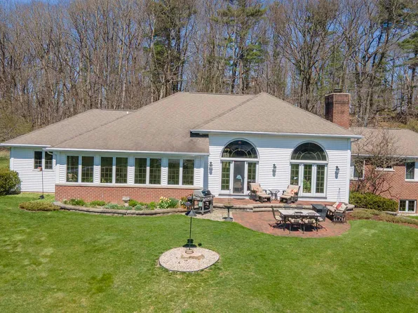 N4655 Quintessence Ct, New London, WI 54961