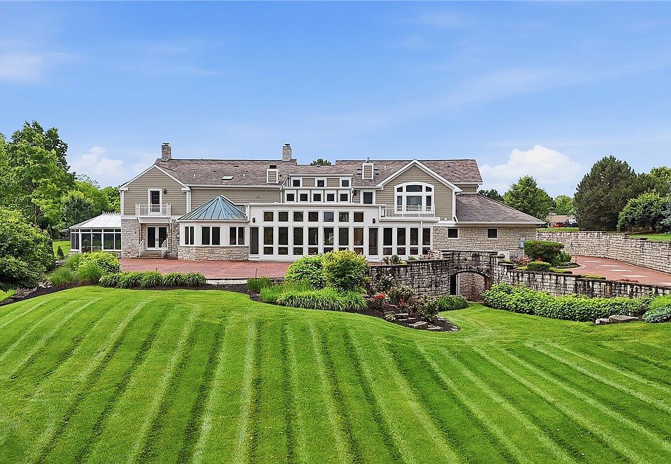 1st image of 590 Versailles Dr