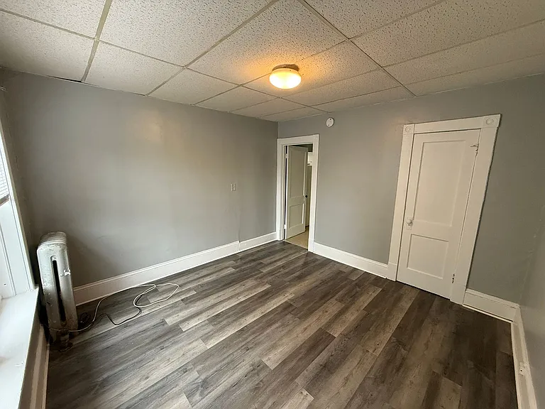 66-68 Fort Pleasant Avenue — Photo 2