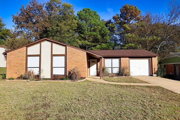 232 Pinewood Dr — Photo 1