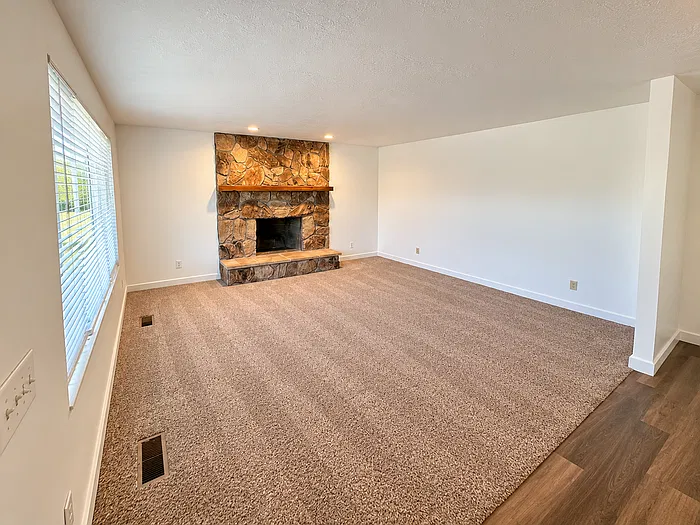 4 bed, 3.0 bath, 2700 sqft, $3,400 — Photo 4