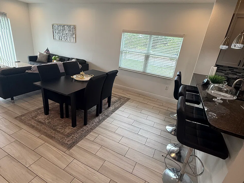 669 Lake Shore Pkwy