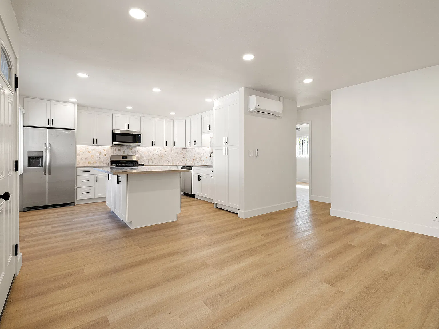 2 bed, 820 sqft, $2,690 — Photo 3