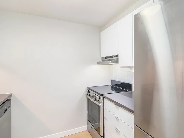 1161 Wellington St W — Photo 18