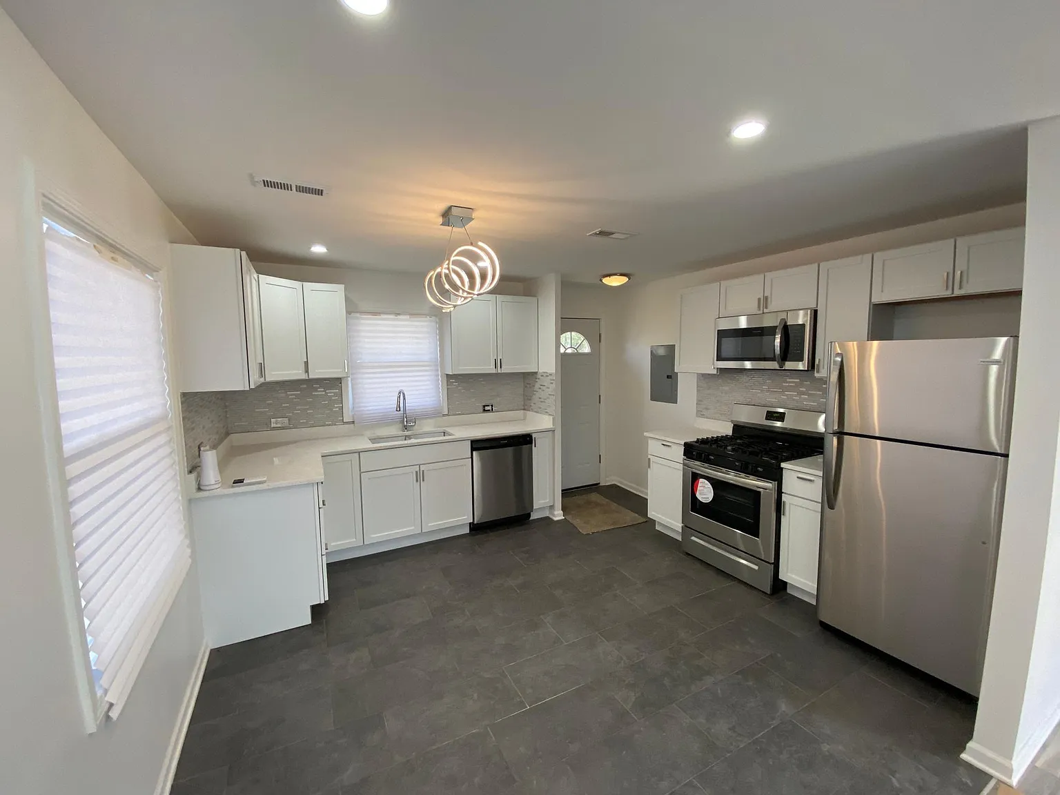 325 Niagara St photo 1