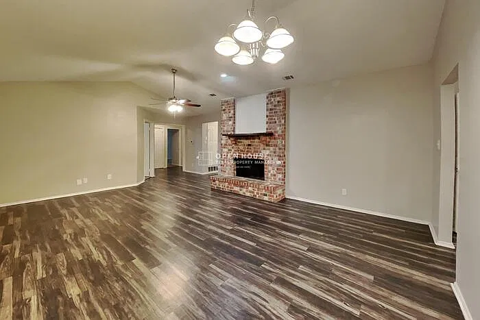 4 bed, 2.0 bath, 1677 sqft, $2,300 — Photo 4