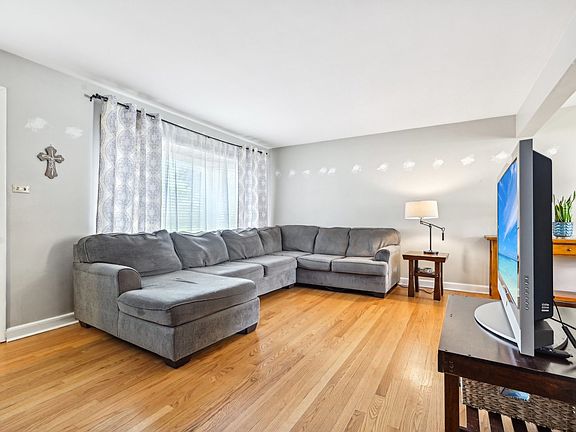 3rd image of 211 E 31st St APT C