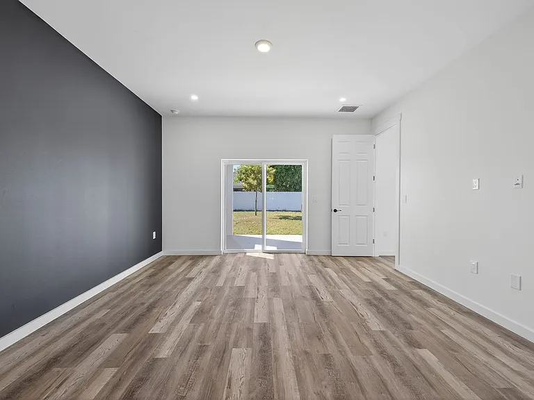 204 NW 1st St — Photo 6