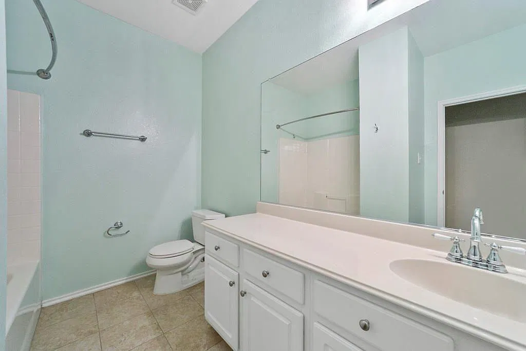 5 bed, 2441 sqft, $2,800 — Photo 4