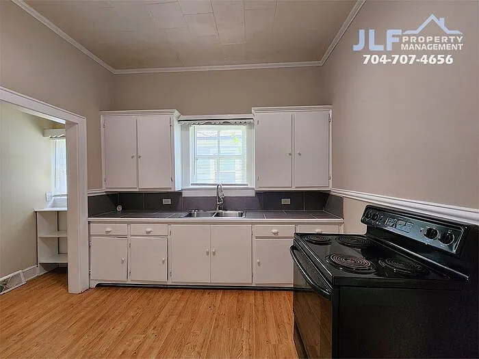907 S Jackson St — Photo 5