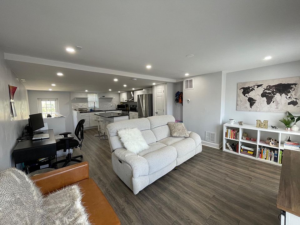 1st image of 2324 W Jefferson St #2