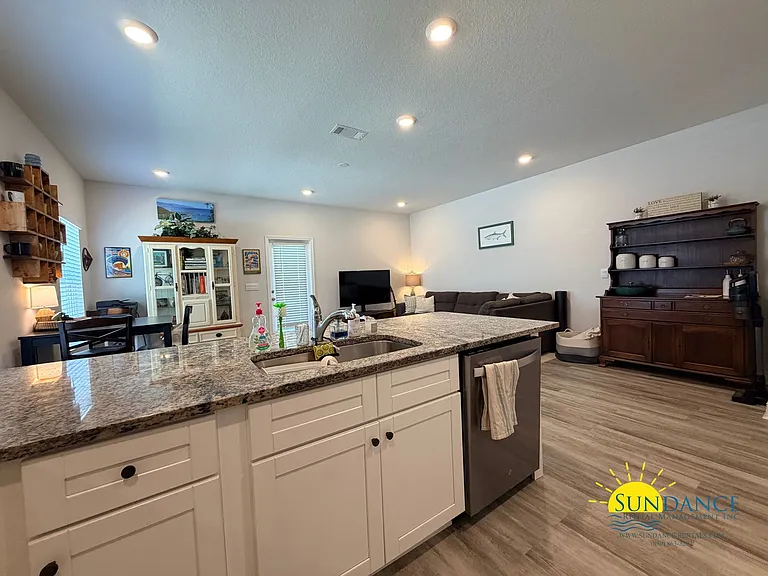 1015 McLaren Cir — Photo 7