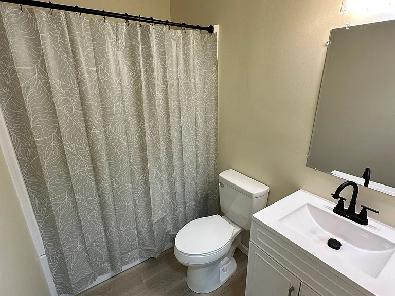 Full hall bath