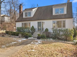 9 Wishing Well Ln, Stamford, CT 06902