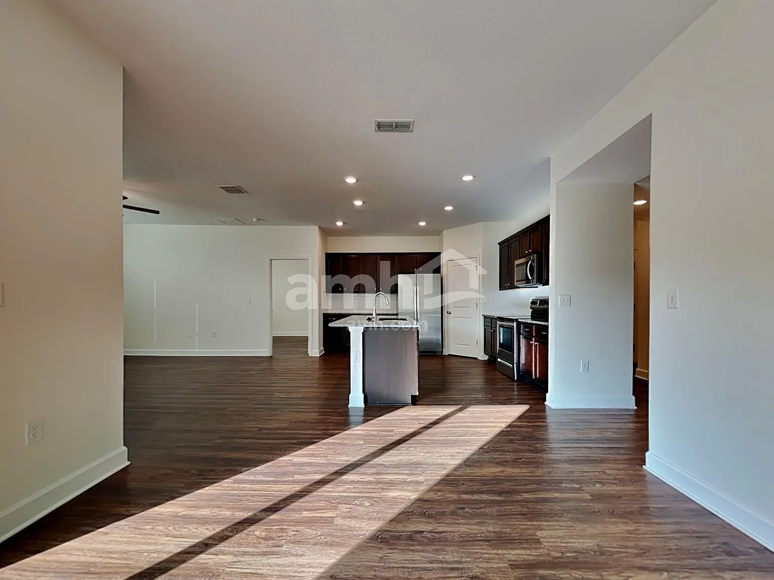 5 bed, 3.0 bath, 2215 sqft, $2,525 — Photo 4