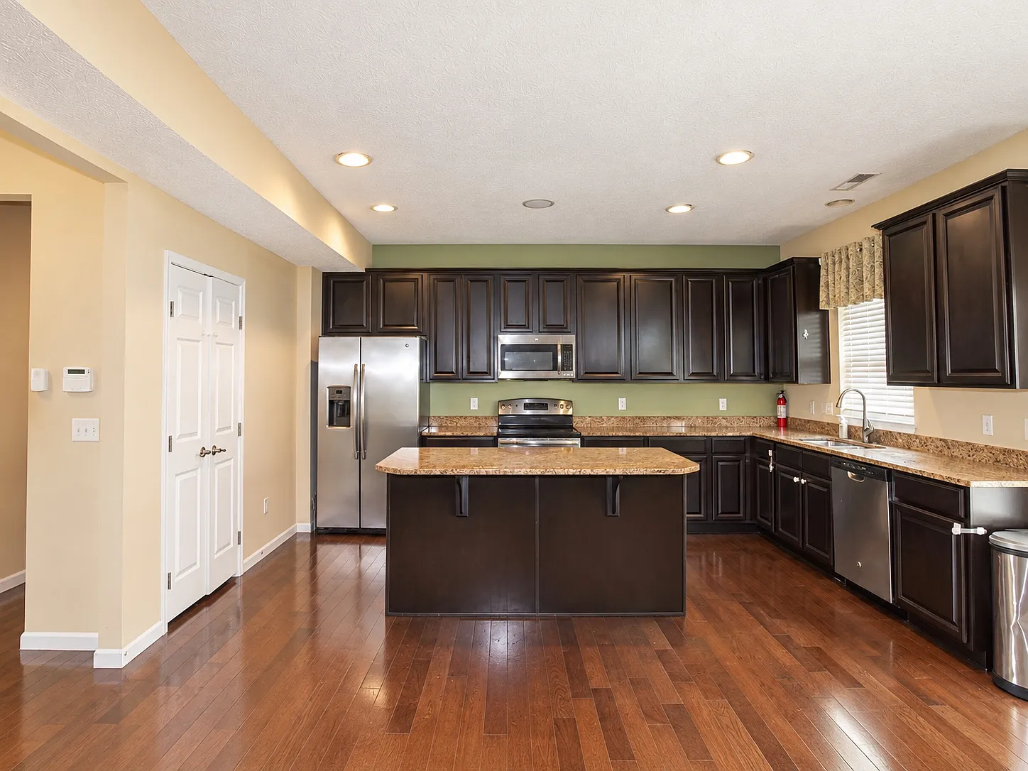 3 bed, 2112 sqft, $2,950 — Photo 4