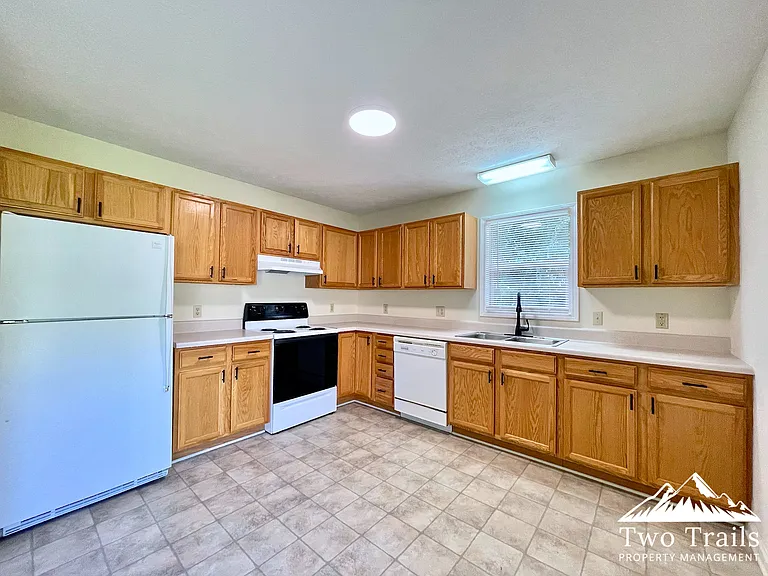 707 Farmington Cir — Photo 4