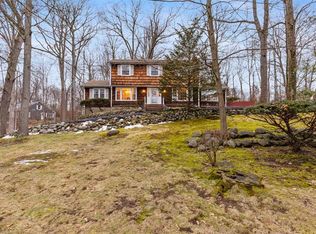 51 Black Oak Ln, Mahwah, NJ 07430