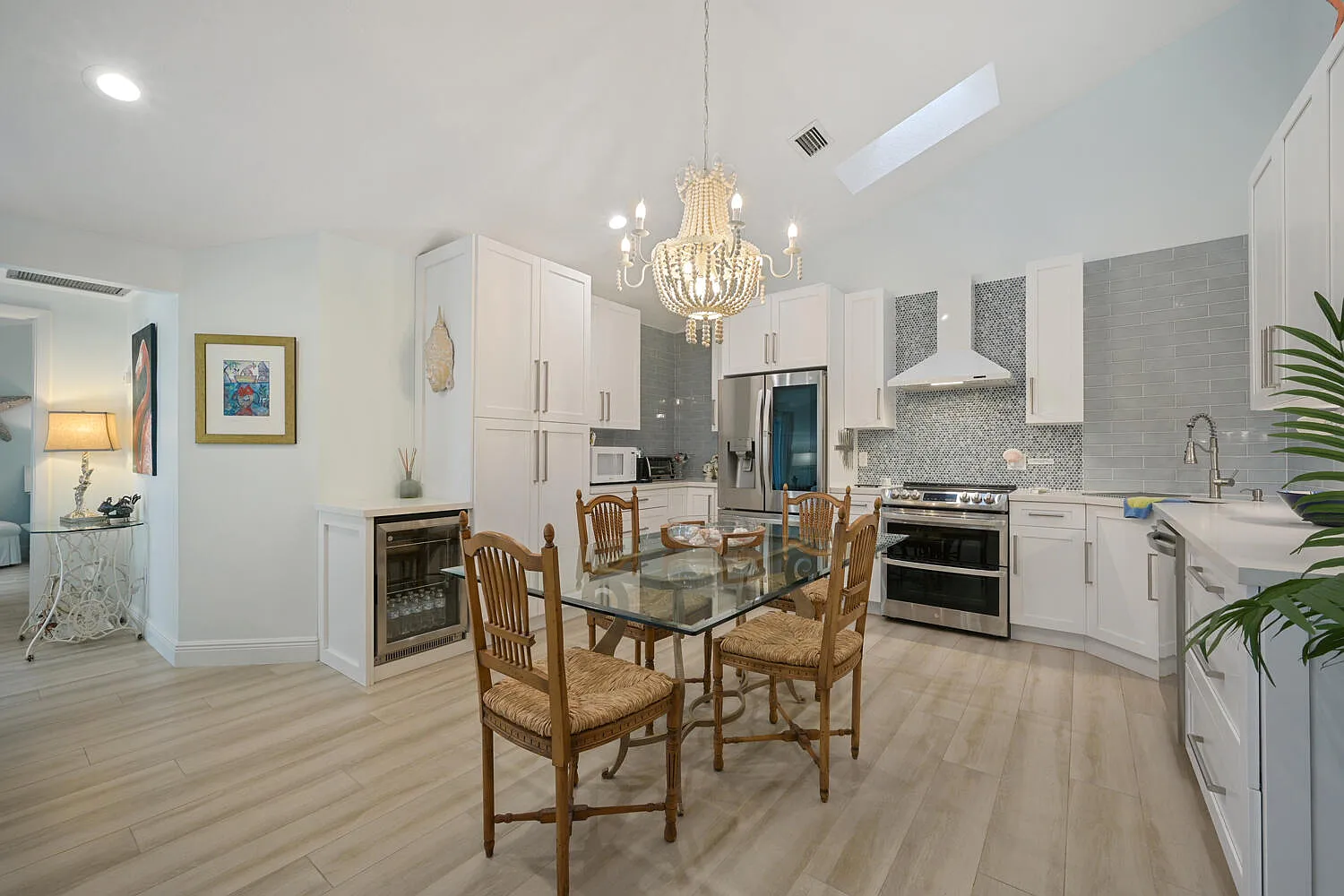 2 bed, 2.0 bath, 1100 sqft, $7,700 — Photo 1