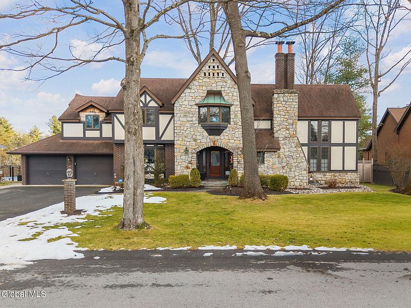 4th image of 32 Fairway Court