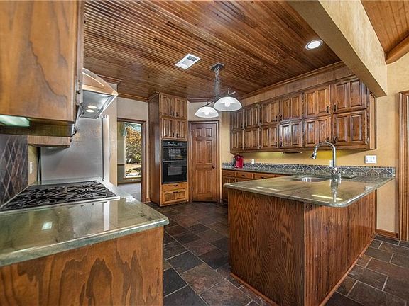 4th image of 1309 Crest Dr
