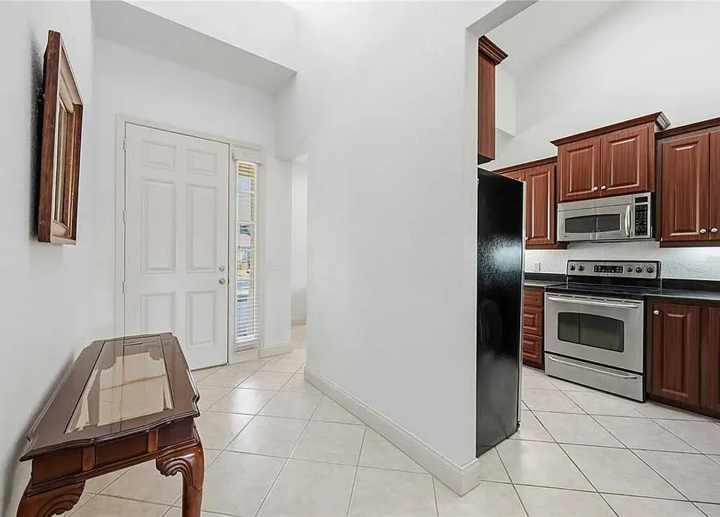 Stylish 3-Bedroom Condo in Prime Lakeland Location — Photo 2
