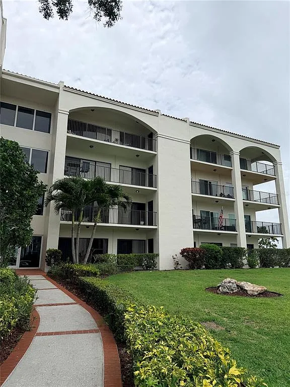 1 bed, 2.0 bath, 968 sqft, $2,100 — Photo 1