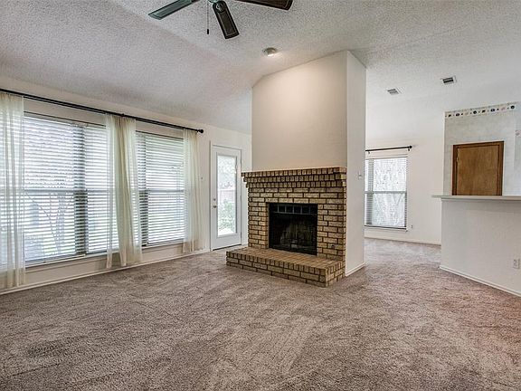 3rd image of 2106 Woodglen Dr