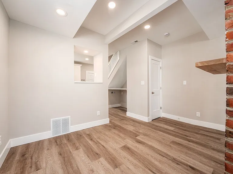 949 E Long St — Photo 10