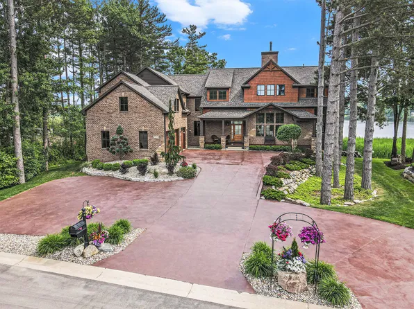 9796 Lake Edge Dr, Brighton, MI 48114