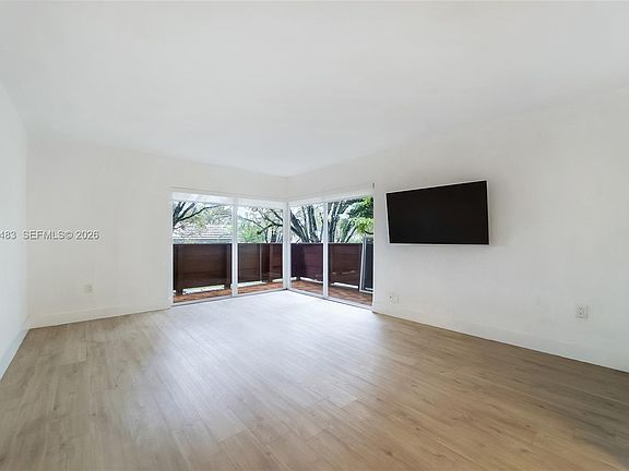 3rd image of 1205 Mariposa Ave APT 326