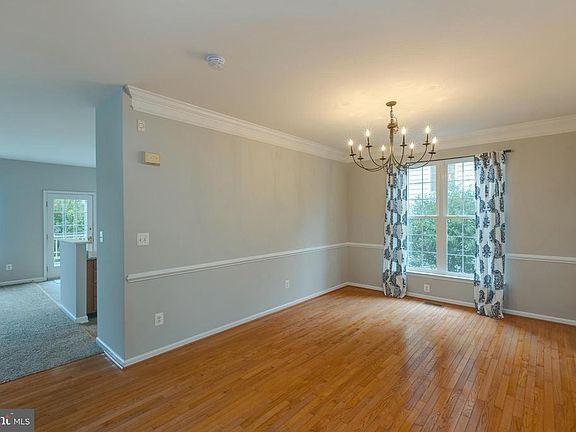 Large dining room for gatherings!