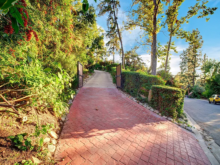 4732 Del Moreno Dr — Photo 33