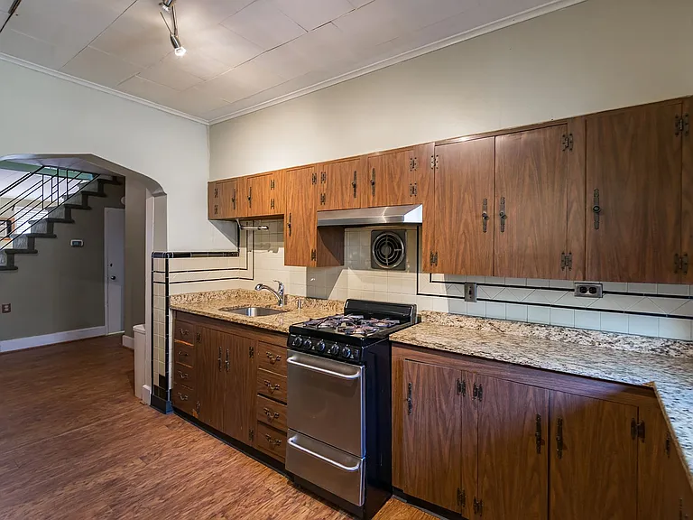 2231 S Clarion St — Photo 10