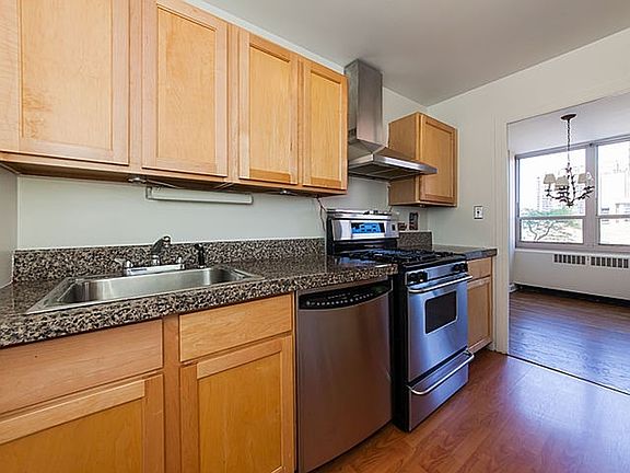 2nd image of 3950 N Lake Shore Dr APT 510