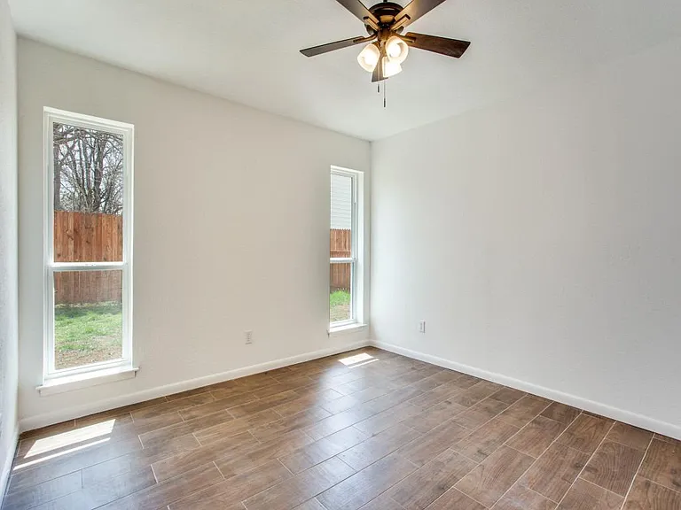 1307 Worthington St — Photo 12