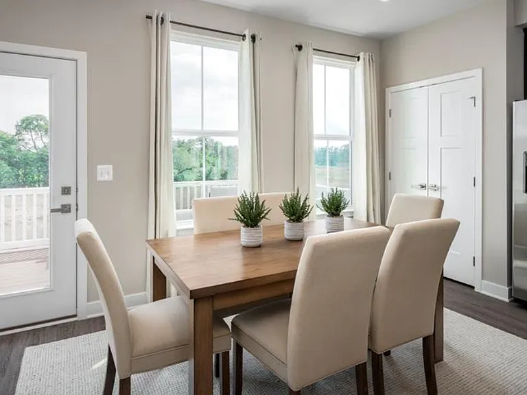 4 Friendship Ct — Photo 18