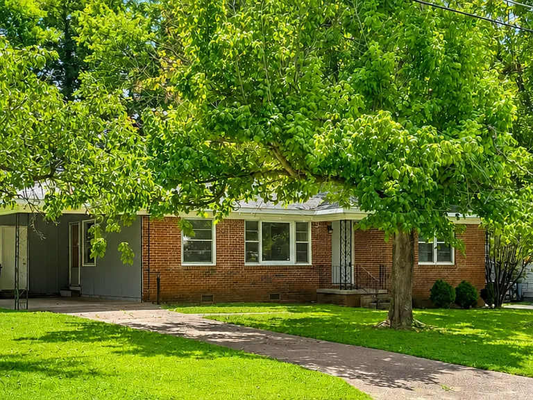 602 Austin Dr NW — Photo 1