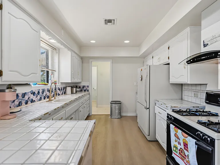 750 E Mountain View Ave — Photo 13