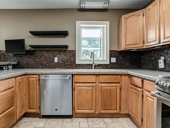 5th image of 8511 W 92nd Ter