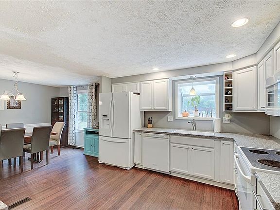 4th image of 779 Shady Creek Dr